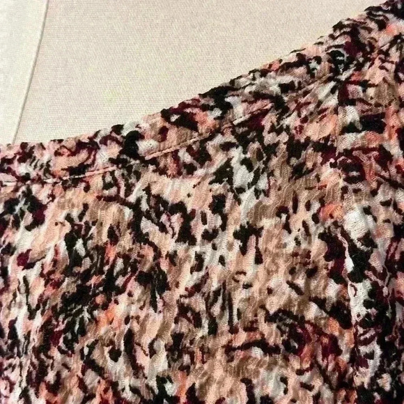 Loft Women’s Floral Top. Roushed Cuffs. Size Large - Picture 2 of 6